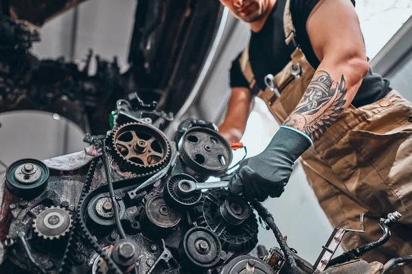 Worker Overalls Repairing Car Engine Detail Engine Hands Selective Focus — Stock Photo, Image