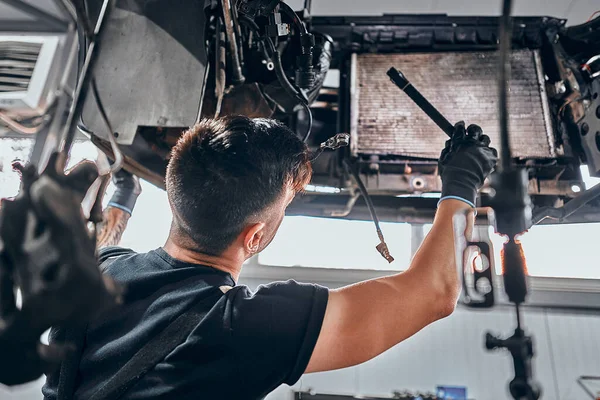 Mecánico Automático Trabajando Bajo Coche Con Linterna Vista Trasera —  Fotos de Stock