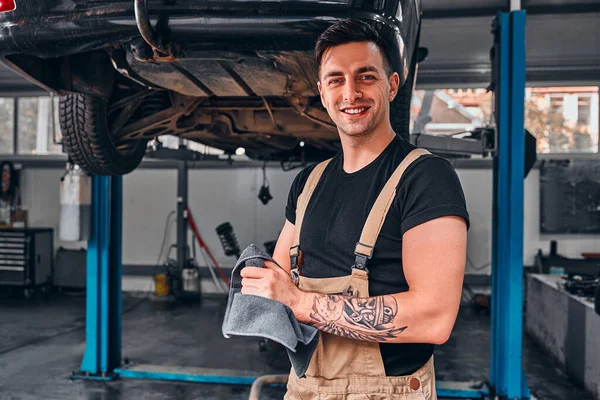 Fiducioso Nel Suo Lavoro Primo Piano Del Meccanico Che Pulisce — Foto Stock