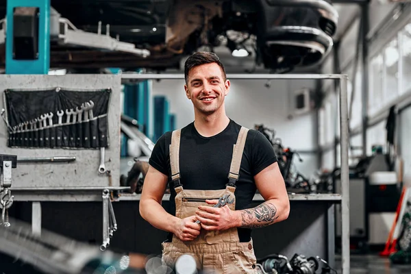 Happy Smiling Auto Mechanic Man Wrenches Workshop Car Service Repair — Stock Photo, Image