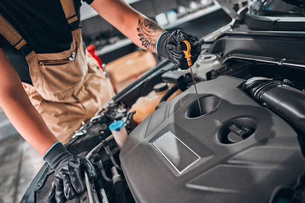 Konzept Des Männlichen Kfz Mechanikers Der Ölmessstab Auf Dem Automotor — Stockfoto