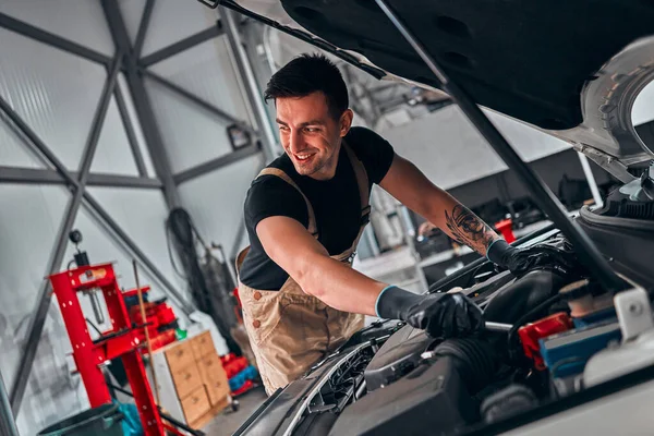 Mechanik Naprawach Samochodów Przedziale Silnikowym Skupienie Selektywne — Zdjęcie stockowe
