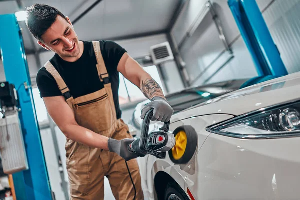 Serviceman Polimento Corpo Carro Com Máquina Uma Oficina Foco Seletivo — Fotografia de Stock