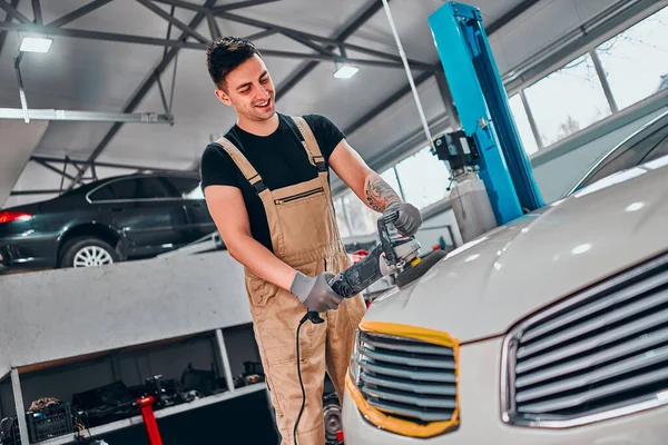 Man Met Baanpolijstmachine Reparatiewerkplaats Polijstauto Auto Detaillering Concept Selectieve Focus — Stockfoto