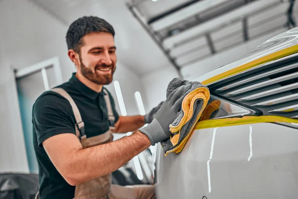 Uomo Pulizia Auto Con Panno Microfibra Auto Dettaglio Valeting Concept — Foto Stock