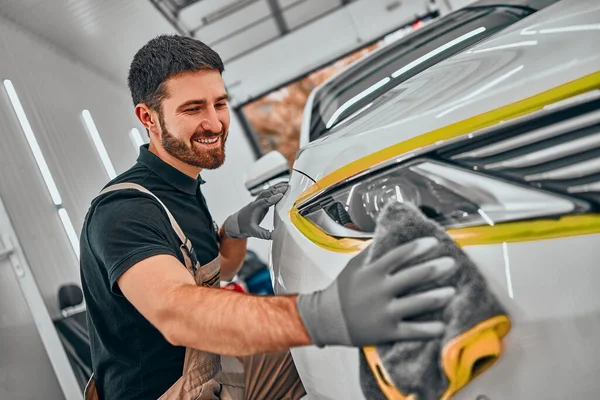 Personal Servicio Automático Coche Limpieza Uniforme Con Tela Microfibra Conceptos —  Fotos de Stock