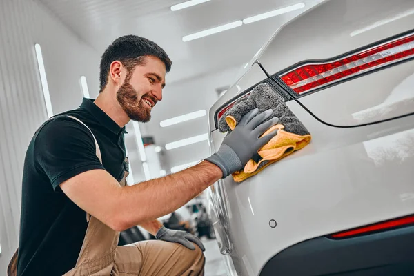 Maschio Lavoratore Pulizia Auto Con Straccio Dettagli Auto Concetto Autolavaggio — Foto Stock