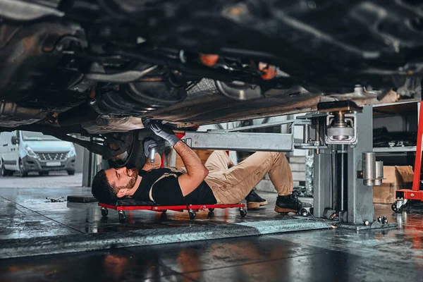 Monteur Houdt Moersleutel Hand Voor Reparatie Van Auto Sterke Man — Stockfoto