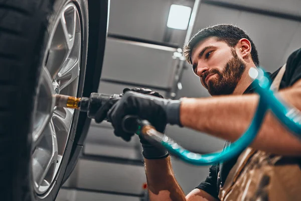 Meccanico Auto Professionale Che Lavora Con Nel Servizio Riparazione Auto — Foto Stock