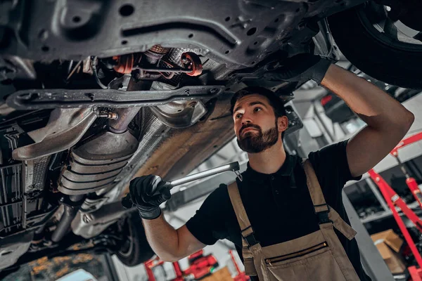 Mecánico Examinando Debajo Del Coche Garaje Reparación Vista Ángulo Bajo —  Fotos de Stock