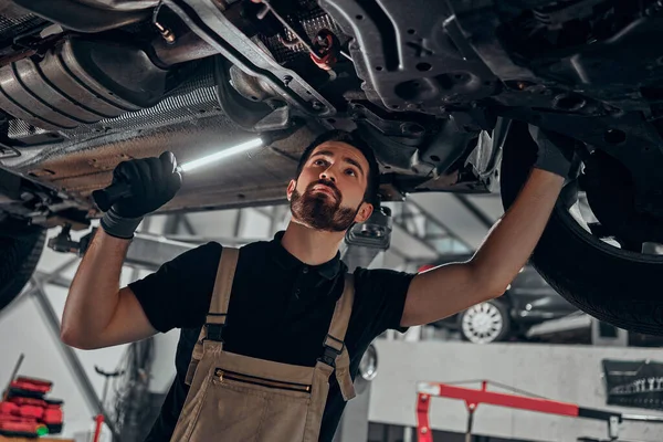 Mecânico Automóvel Profissional Trabalhando Trem Pouso Carro Diligência Atenção Inspeção — Fotografia de Stock