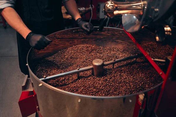 Vágott Kép Egy Afrikai Férfi Kezét Elfoglalt Érzi Kávébab Miután — Stock Fotó