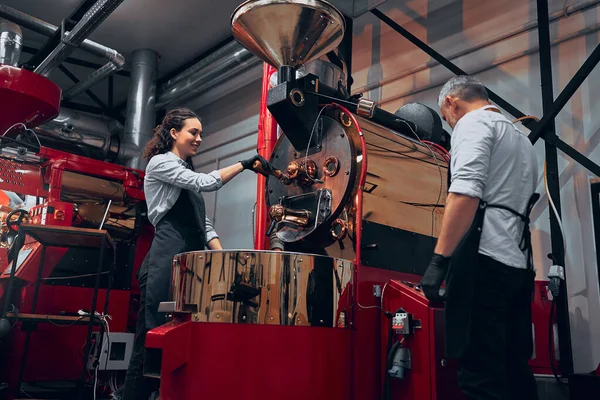 Baristas Luo Kahvia Moderniin Kahvinkeittimeen Matala Kulma — kuvapankkivalokuva