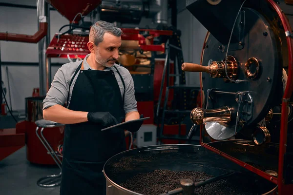 Portrait Cheerful Bearded Worker Using Tablet While Locating Coffee Roaster — Stock Photo, Image