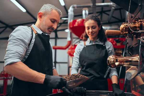 Egy Férfi Egy Kávéval Van Elfoglalva Egy Pörkölő Gép Hátterében — Stock Fotó