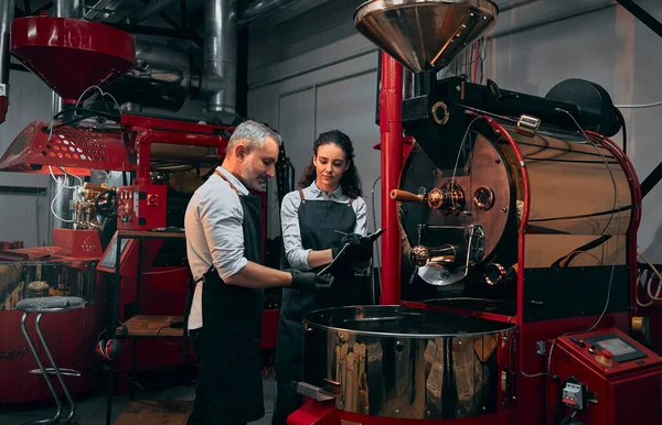Coffee Shop Workers Checking Coffee Beans Roasting Process Together Woman — Stock Photo, Image