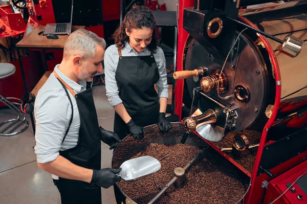 Két Barista Ellenőrzi Kávébab Minőségét Akik Gombóccal Állnak Roaster Gép — Stock Fotó