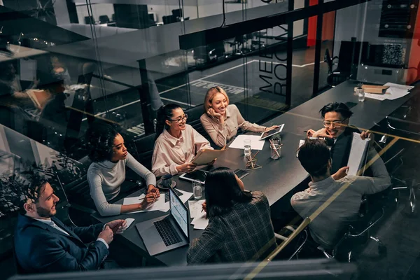 Joven Exitoso Equipo Negocios Trabajando Una Hermosa Oficina Espaciosa Comunicando — Foto de Stock