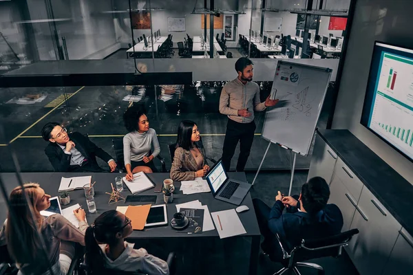 Presentación Negocios Grupo Hombres Negocios Guapos Que Trabajan Una Amplia — Foto de Stock