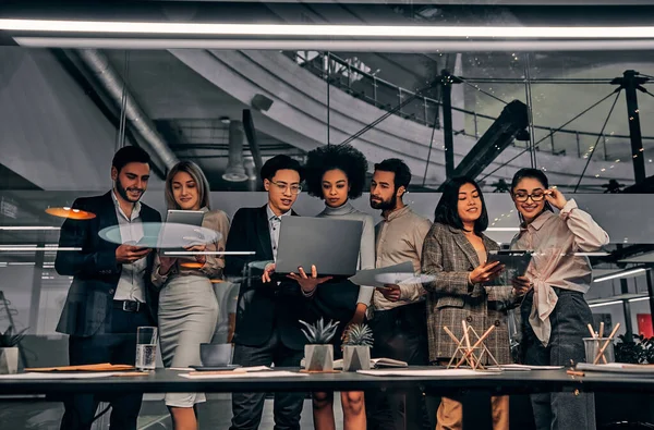 Grupo Profesionales Negocios Encuentran Una Sala Reuniones Utilizan Tabletas Teléfonos — Foto de Stock