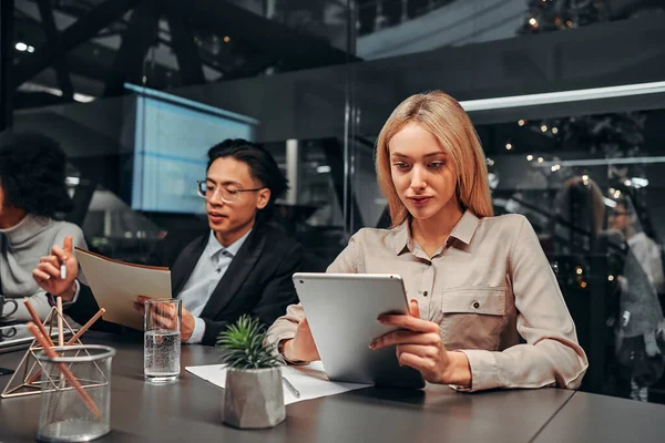 Hermosos Empresarios Exitosos Trabajan Duro Una Sala Conferencias Fondo Pantalla — Foto de Stock