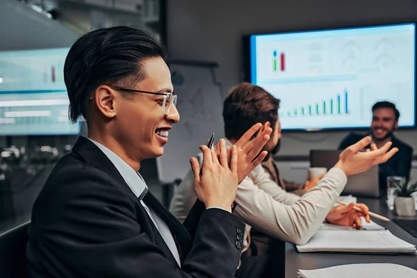 Dankbare Zakenman Klapt Handen Aan Spreker Informatieve Training Business Presentatie — Stockfoto