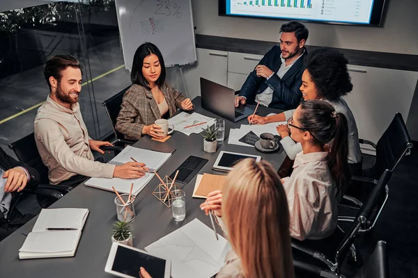 Zakelijke Conferentie Een Groep Succesvolle Zakenmensen Van Verschillende Nationaliteiten Werkt — Stockfoto