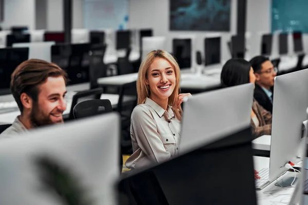 Trabajando Una Computadora Los Jóvenes Adultos Negocios Trabajan Computadoras Con — Foto de Stock