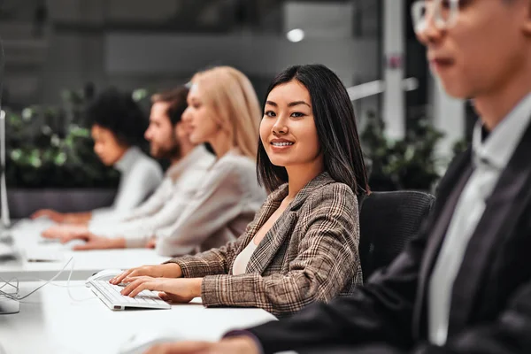 Trabajando Una Computadora Joven Mujer Negocios Hermosa Que Trabaja Una — Foto de Stock