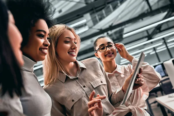 Cuatro Hermosas Mujeres Negocios Diferentes Están Discutiendo Trabajo Uno Ellos — Foto de Stock