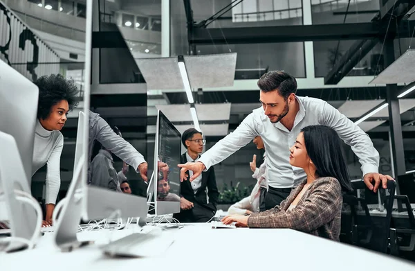 Teamwork Formally Dressed Man Shows Young Woman Work Computer Screen — Fotografia de Stock