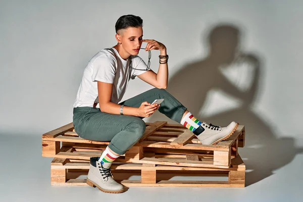 Trendy Beauty Beautiful Young Woman Rainbow Socks Sitting Wooden Pallet — Fotografia de Stock