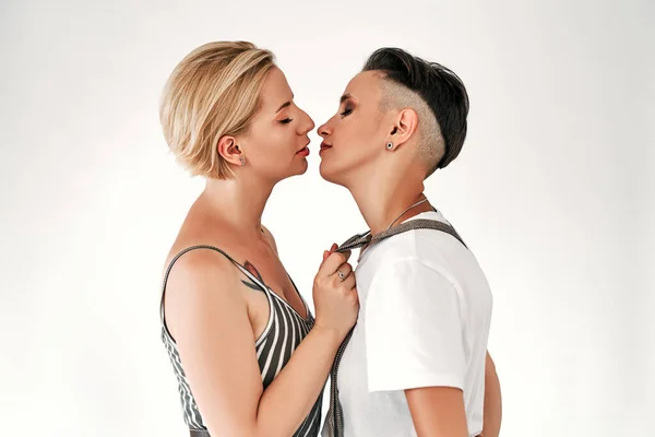 两个女人在白种人背景上接吻Lgbt 同性恋夫妇爱的瞬间快乐的概念 — 图库照片