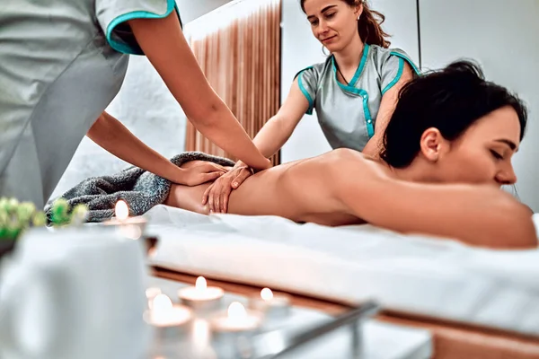 Due Massaggiatori Fanno Massaggio Quattro Mani Una Spa Una Giovane — Foto Stock