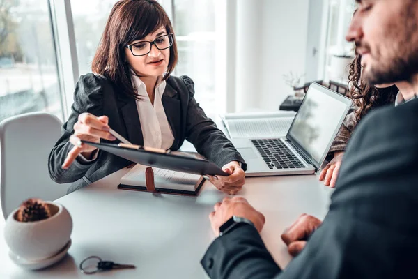 Volwassen Vrouwelijke Makelaar Met Voorwaarden Van Overeenkomst Het Contract Met — Stockfoto