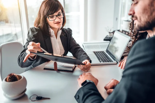 Volwassen Vrouwelijke Makelaar Met Voorwaarden Van Overeenkomst Het Contract Met — Stockfoto