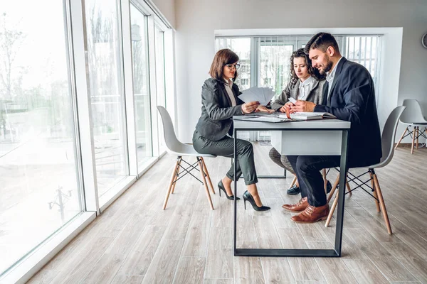 Vue Grand Angle Des Hommes Affaires Groupe Dans Bureau Moderne — Photo