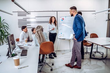 Genç iş adamları ferah ve güzel bir ofiste birlikte çalışırlar. Genç bir iş kadını iş arkadaşlarına iş planlarını anlatır. İş yerinde eğlenceli bir atmosfer..
