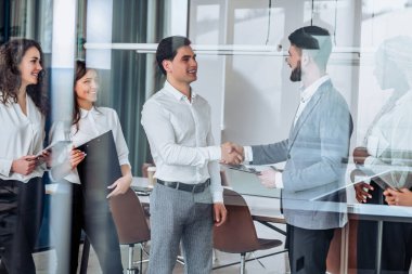 İş kavramı. Ofiste iş ortaklarıyla buluşmak..