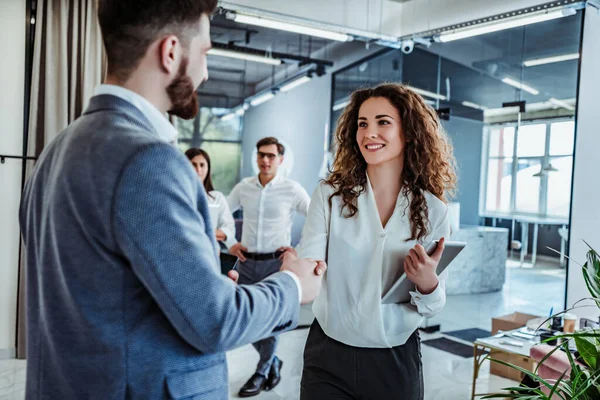 Man Vrouw Schudden Elkaar Hand Samenwerkend Teamwork Zakelijke Professionals — Stockfoto