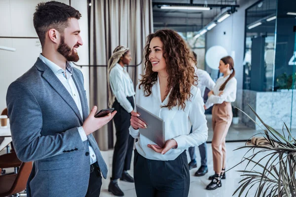 Yrkesverksamma Grupp Unga Självsäkra Affärsmän Som Pratar Med Varandra Kontoret — Stockfoto