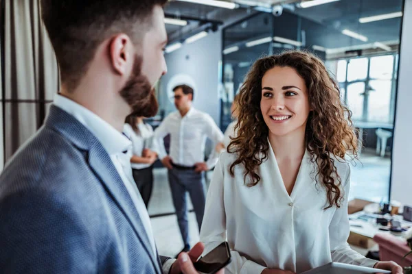 Zakenmensen Die Plezier Hebben Chatten Kantoor — Stockfoto