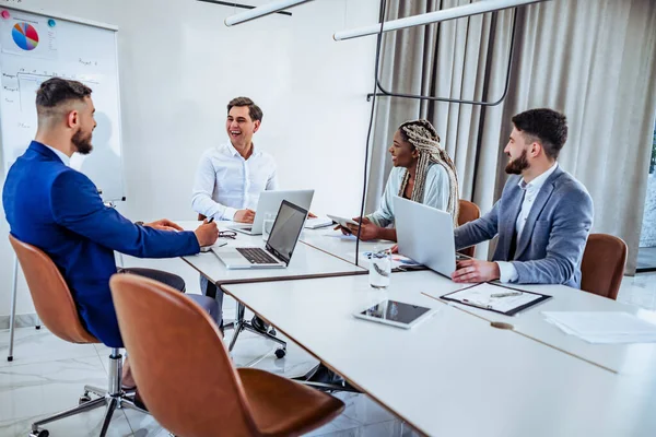 Grupo Gente Negocios Sonrientes Sesión Informativa Oficina Moderna Brillante — Foto de Stock