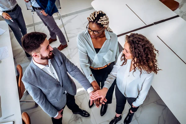 Vista Cima Sucesso Conceito Vencedor Equipe Negócios Multirracial Feliz Colocar — Fotografia de Stock