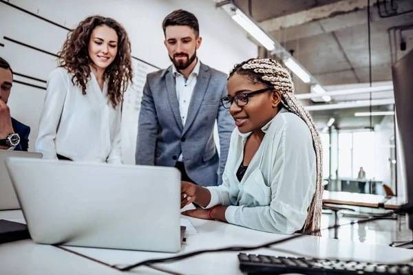 Grupo Jóvenes Multirraciales Negocios Exitosos Mirando Pantalla Del Ordenador Portátil — Foto de Stock