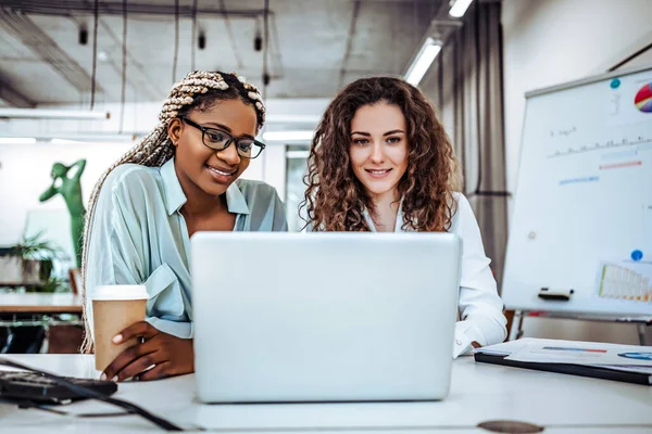 Mulheres Negócios Modernas Trabalham Laptop Reunião Negócios Trabalho — Fotografia de Stock