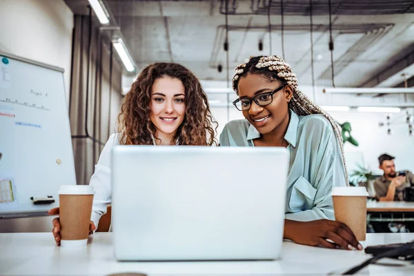 Dos Colegas Sonrientes Tomando Café Mientras Descansan Navegan Juntos Por — Foto de Stock