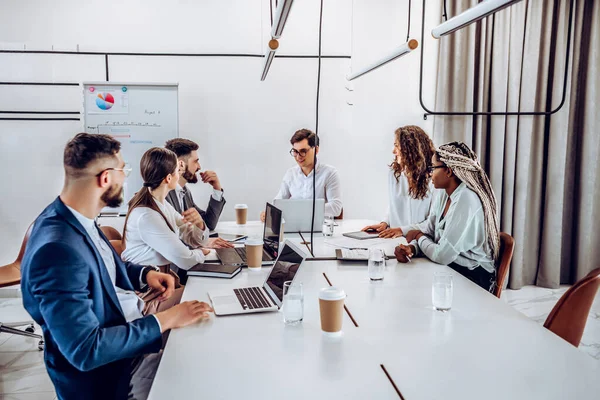 Concentración Trabajo Jóvenes Empresarios Exitosos Están Sentados Juntos Una Oficina — Foto de Stock