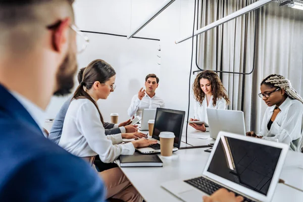 Grupo Jóvenes Empresarios Progresistas Que Trabajan Juntos Cargo Concepto Trabajo — Foto de Stock