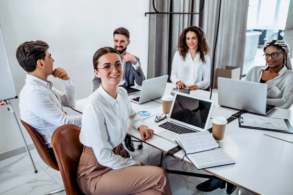 Jonge Zakenmensen Werken Samen Een Ruim Mooi Kantoor Communicatie Pauze — Stockfoto